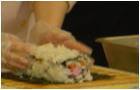 山ごぼうの上に酢飯をのせて包み込むように形を整えている写真