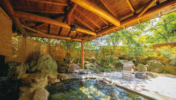 泊まる・温泉の一覧ページへ 緑豊かな自然に囲まれた、開放感のある露天風呂の風景