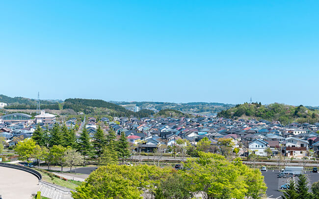 青く澄んだ空の下に広がる、利府町の穏やかな街並みの全景