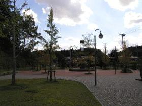 右手には石畳の道と街灯、左には芝生と木が写っている写真