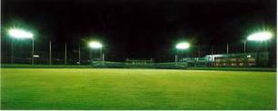 夜間ナイター設備のついた中央公園野球場（夜間）の写真