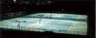 ナイター設備の照明がついた夜間の中央公園テニスコート4面の全体写真