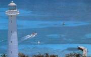 青く澄んだ海と白い灯台の写真