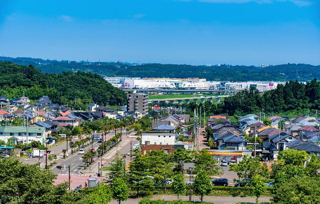 青く澄んだ空の下に広がる、利府町の穏やかな街並みの全景
