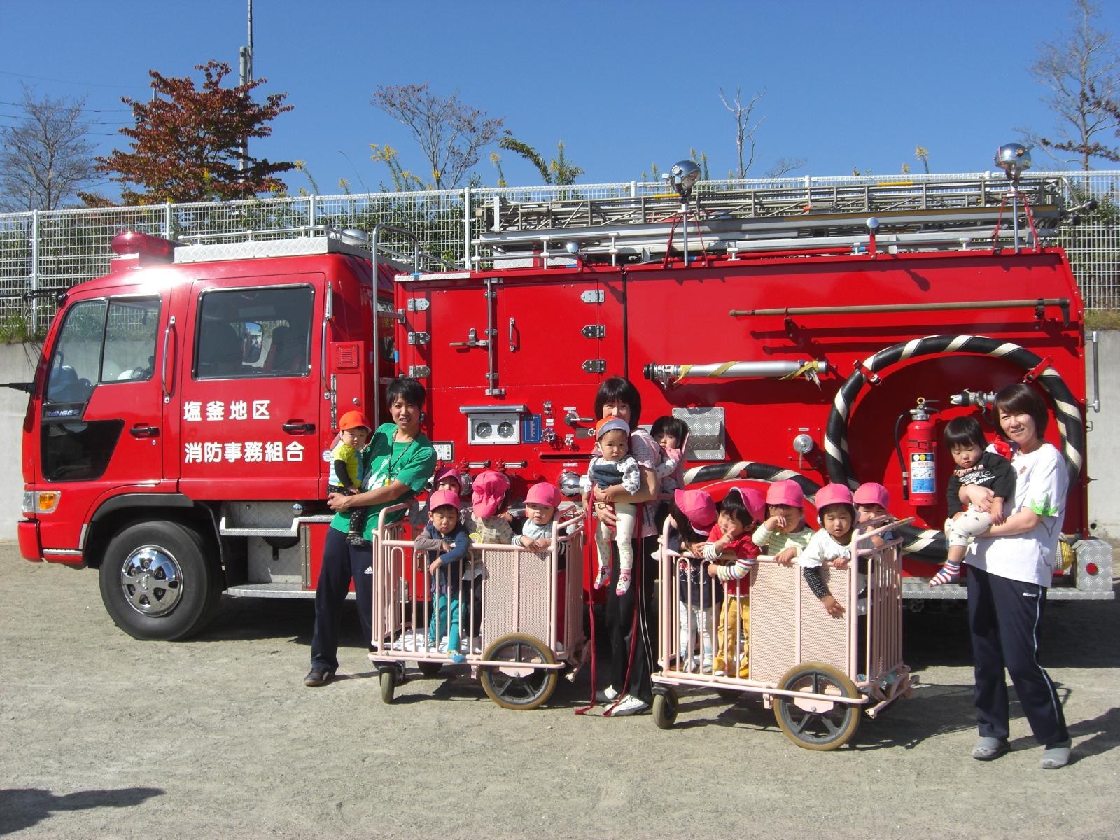 消防車の前で撮った園児たちの集合写真